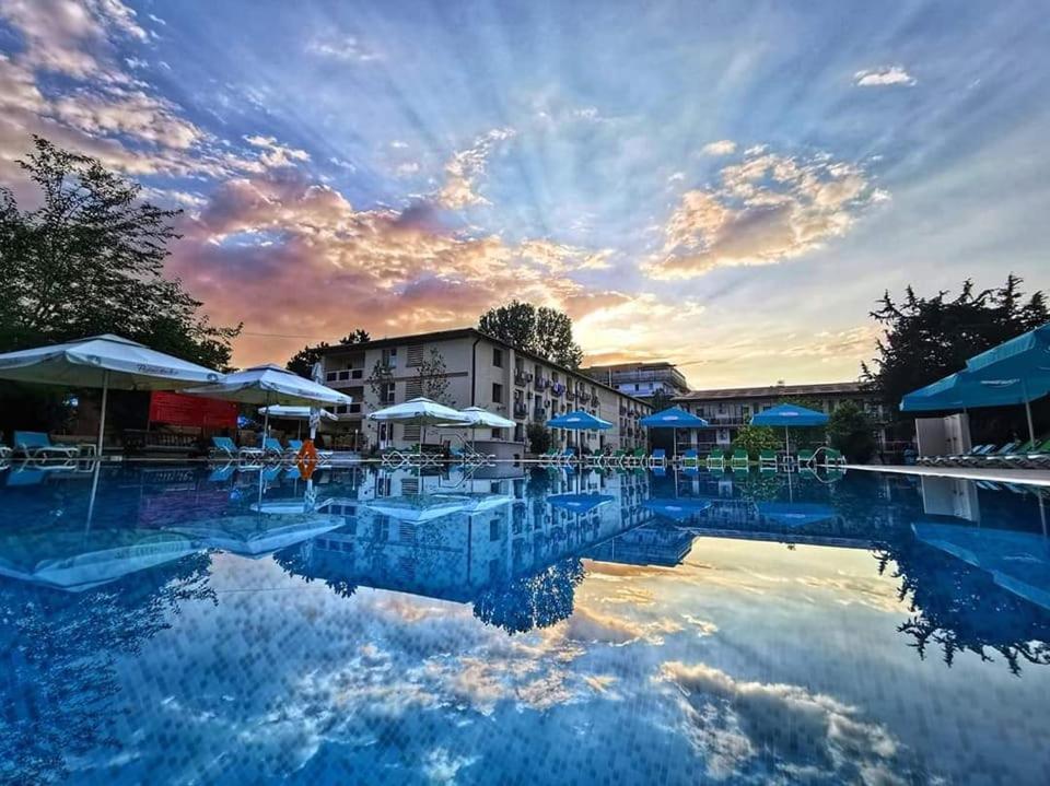 Q Hotel Neptun Luaran gambar