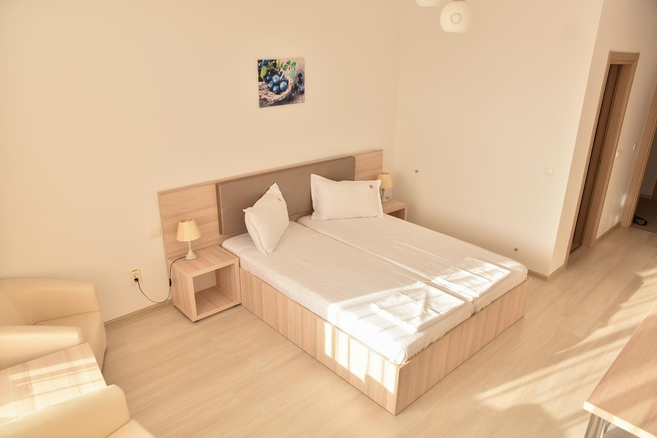 Q Hotel Neptun Luaran gambar